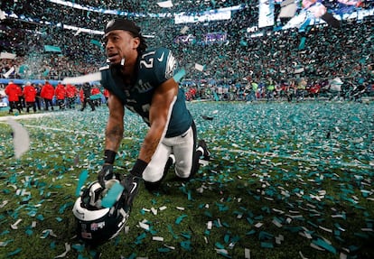 Patrick Robinson de los Philadelphia Eagles celebra llorando en el suelo  tras haber ganado con su equipo la  Super Bowl  52. 