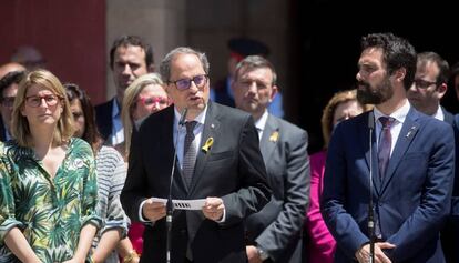 Quim Torra, en el centro, este martes en el Parlament.