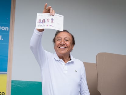 El candidato Rodolfo Hernández muestra su tarjetón marcado en un centro de votación en Bucaramanga, Colombia, el 19 de junio de 2022.