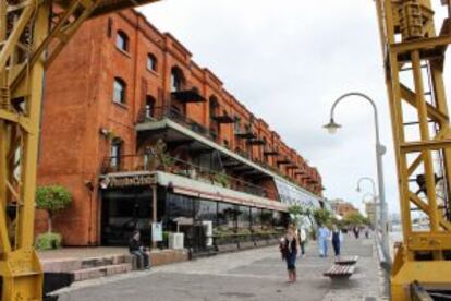 Paseantes en Puerto Madero, en Buenos Aires.