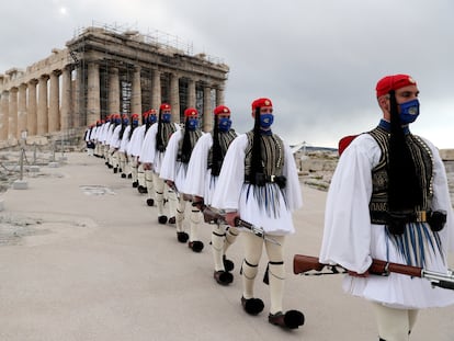La guardia presidencial, en la celebración del bicentenario de la independencia griega, el jueves en Atenas.