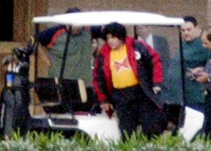 Maradona desciende de un carrito de golf el jueves en la finca a la que se trasladó.