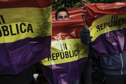 Un hombre sostiene una bandera republicana durante una marcha en contra de la monarquía en Pamplona.