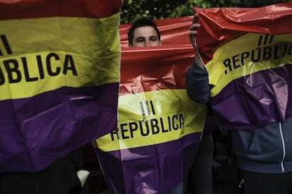 Un hombre sostiene una bandera republicana durante una marcha en contra de la monarquía en Pamplona.