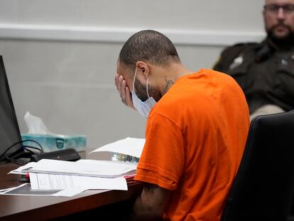 Darrell Brooks durante el juicio en  su contra en Waukesha, Wisconsin, el 26 de octubre 2022.