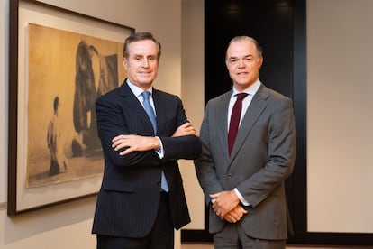 El hasta ahora vicepresidente senior de la oficina de Lombard Odier en Madrid ha sido nombrado por la firma director general para España. Basa, a la derecha de la fotografía, se incorporó al grupo en 2018.
