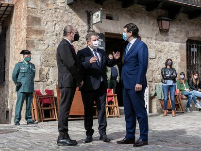 Los presidentes de Aragón, Castilla y León y Castilla-La Mancha, Javier Lambán, Alfonso Fernández Mañueco y Emiliano García-Page, suscriben la Declaración de Albarracín contra la Despoblación, este jueves.