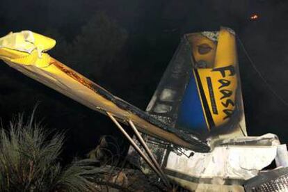 Estado en que ha quedado una de las avionetas que trabajaba de carga en tierra y que se dirigía hacia Pedro Bernardo (Ávila).