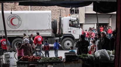 Un cami&oacute;n con ayuda humanitaria, en la ciudad rebelde asediada de Duma.