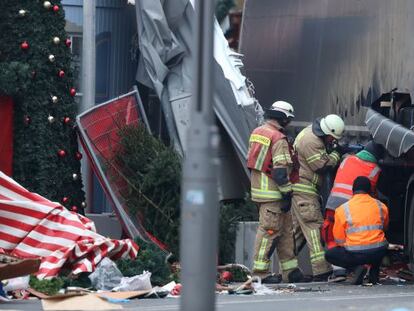 Equipos analizan el camión que arrolló al mercadillo en Berlín
