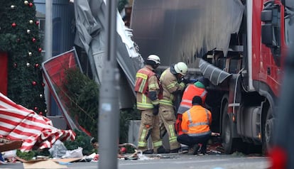 Equipos analizan el camión que arrolló al mercadillo en Berlín