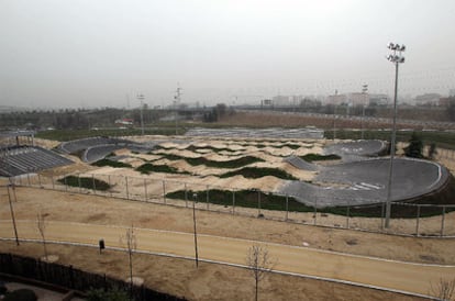 Circuito municipal de BMX, deteriorándose por falta de uso desde su inauguración en agosto pasado.