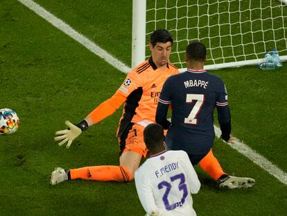 Courtois, ante Mbappe durante el PSG-Real Madrid de octavos de Champions.