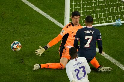 Courtois, ante Mbappe durante el PSG-Real Madrid de octavos de Champions.