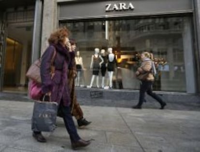 Mujeres pasan por delante de una de tienda Zara, del grupo Inditex