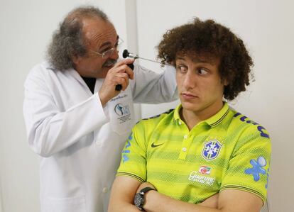 El doctor examina a David Luiz.