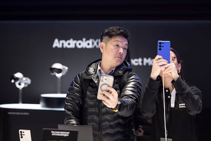 En la imagen, el stand de Samsung en el Mobile World Congress 2025 en Barcelona con teléfonos, relojes, anillos y tablets.