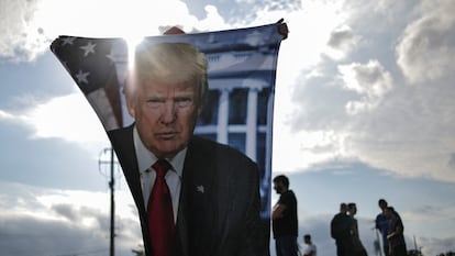 Seguidores del candidato presidencial republicano Donald Trump esperan su llegada a Milwaukee (Wisconsin), este domingo.