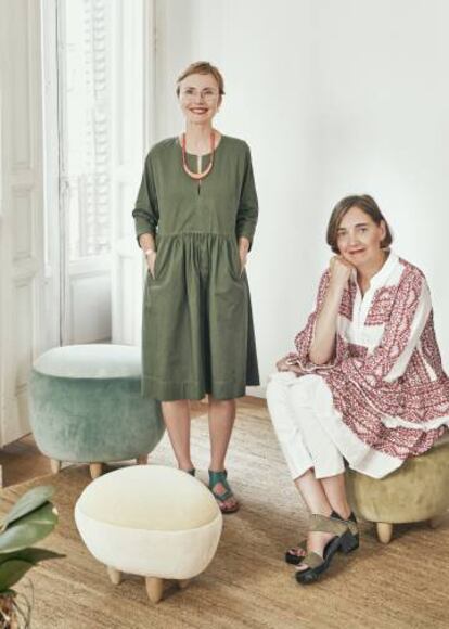 Helena Rohner y Emmiline Gancedo posan junto a la nueva colección.