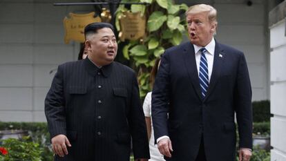 El presidente de los Estados Unidos, Donald Trump, y el líder norcoreano, Kim Jong Un, caminan tras su encuentro en el hotel Sofitel Legend Metropole Hanói. 