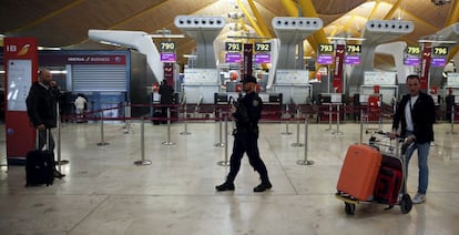 Un policia ahir a l'aeroport de Barajas.