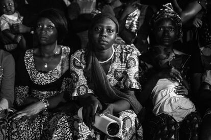 Mujeres del barrio de Kabala Est en Bamako asisten a la representación de la obra en la plaza central. Situado a las afueras de la capital, Kabala Est es una zona deprimida, marginal y con un alto índice de práctica de la ablación a las niñas.