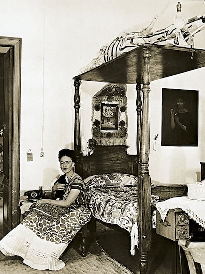 Frida pintaba sus cejas con lápiz negro para hacerlas aún más pobladas y llamativas.