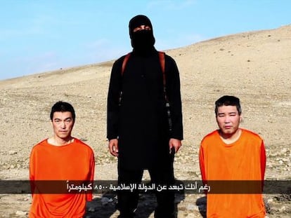 Imagem de um vídeo divulgado pelo Estado Islâmico com dois reféns japoneses, vigiados por John, o jihadista.