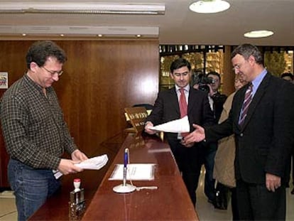 Jesús Caldera, a la derecha, entrega el recurso en la sede del Tribunal Constitucional.