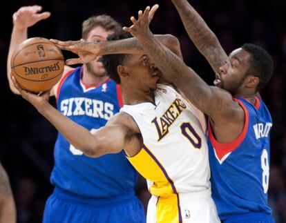 Nick Young protege el balón ante Wroten.