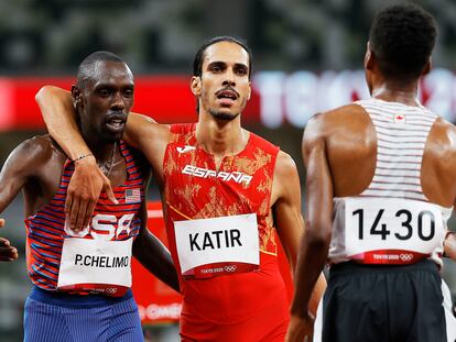 Mohamed Katir abraza a Chelimo tras las semifinales de 5.000m.