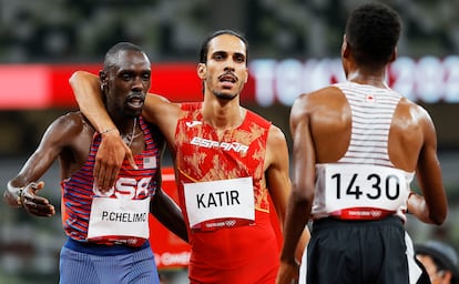 Mohamed Katir abraza a Chelimo tras las semifinales de 5.000m.