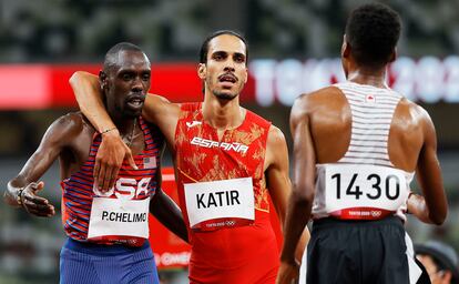 Mohamed Katir abraza a Chelimo tras las semifinales de 5.000m.