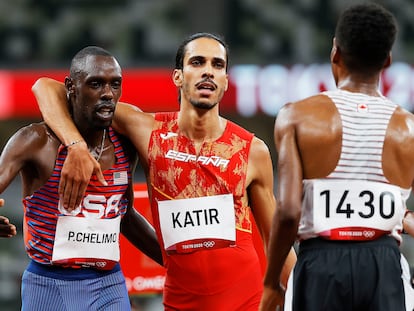 Mohamed Katir abraza a Chelimo tras las semifinales de 5.000m.