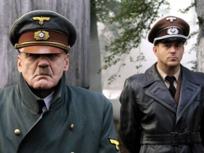 Bruno Ganz, en el papel de Hitler en &#039;El hundimiento&#039;. Detr&aacute;s, Heino Ferch como Speer.