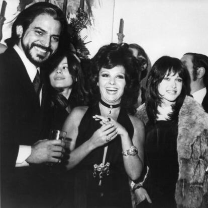 L'actriu i cantant Marujita Díaz amb el seu exmarit, el productor veneçolà Espartaco Santoni, i amb la cantant Marisol (dreta) durant la festa que va organitzar a Mirasierra, a casa seva, amb motiu de l'inici del rodatge de la pel·lícula 'Carmen Boom'. 25 de febrer del 1971.
