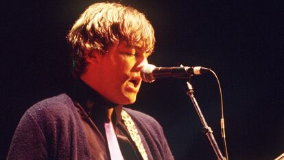 Mikey Welsh, exbajista Weezer fallecido en 2011, durante un concierto con la banda en 2001.