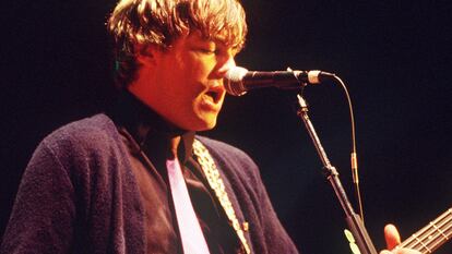 Mikey Welsh, exbajista Weezer fallecido en 2011, durante un concierto con la banda en 2001.