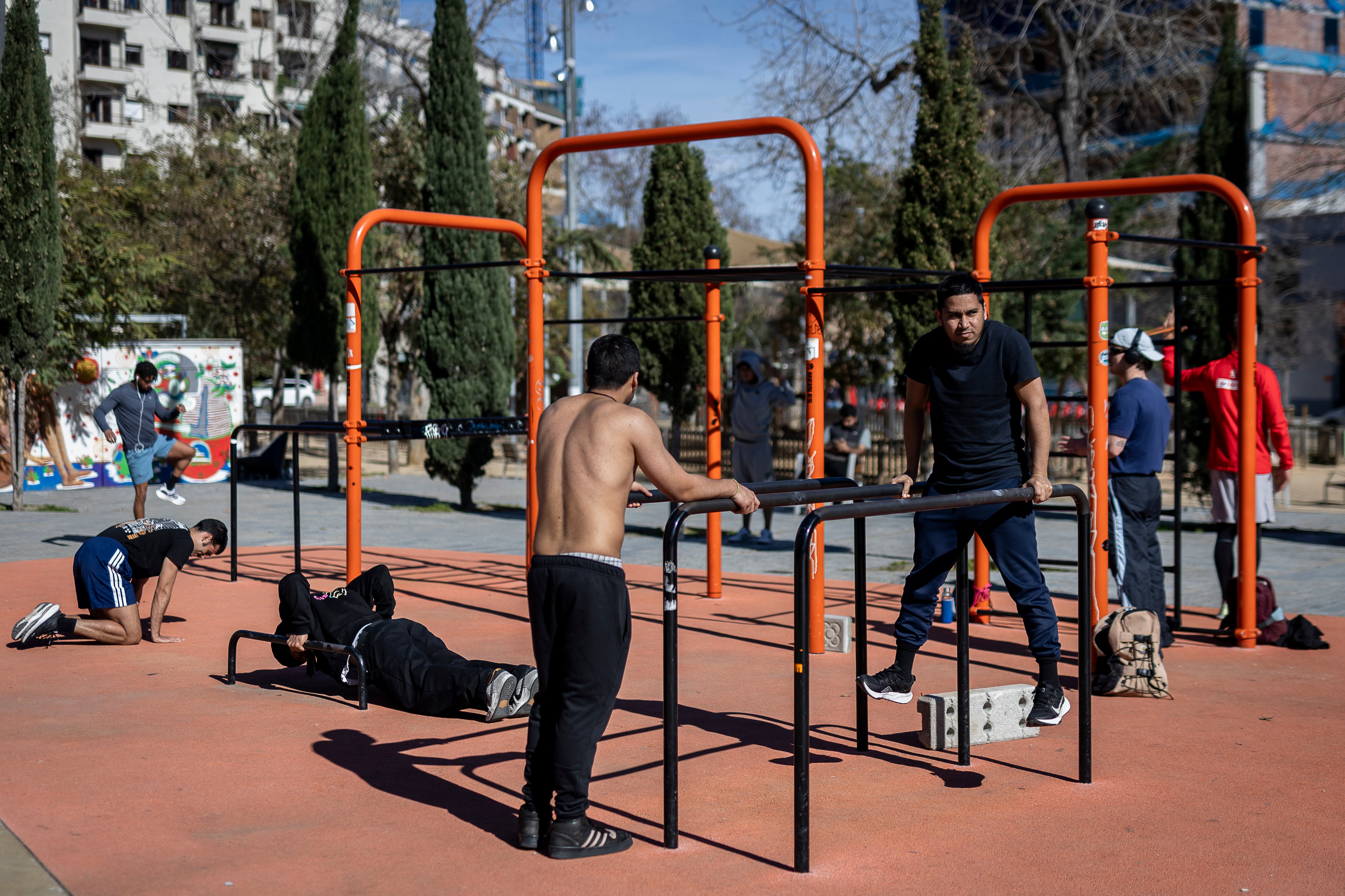 Estructura de gimnasio exterior en los jardines de las Tres Chimeneas.