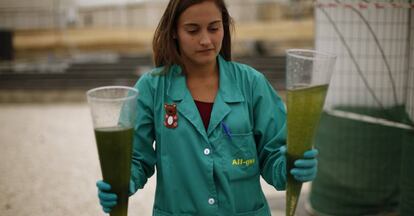 Una investigadora de Aqualia porta unas muestras.