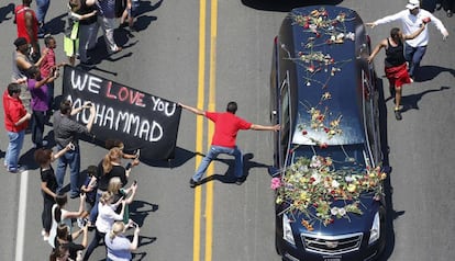 Várias pessoas na despedida de Muhammad Ali.