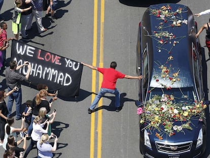 Várias pessoas na despedida de Muhammad Ali.