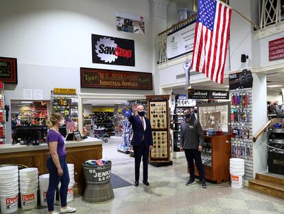 El presidente de Estados Unidos, Joe Biden, en una ferretería de Washington beneficiada por las ayudas estatales de su gobierno.