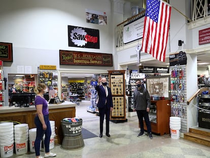 El presidente de Estados Unidos, Joe Biden, en una ferretería de Washington beneficiada por las ayudas estatales de su gobierno.