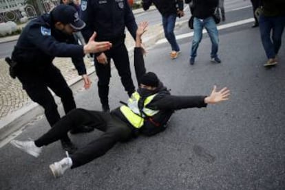 Uno de los detenidos en la plaza lisboeta Marqués de Pombal.