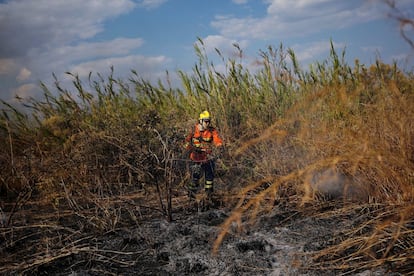 Un bombero participa en los trabajos de extinción de un incendio en Brasilia, el 21 de agosto de 2019.