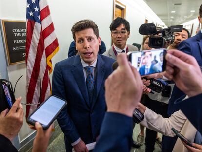 Sam Altman, responsable de ChatGPT, habla con periodistas antes de comparecer en el Senado de EE UU el 16 de mayo.