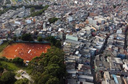 A distribuição de comida aconteceu em Heliópolis, a maior favela de São Paulo.