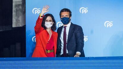 A presidente da Comunidade de Madri e candidata ao Partido Popular à reeleição, Isabel Díaz Ayuso, com o líder do partido, Pablo Casado, nesta terça-feira.