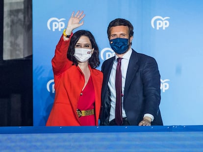 A presidente da Comunidade de Madri e candidata ao Partido Popular à reeleição, Isabel Díaz Ayuso, com o líder do partido, Pablo Casado, nesta terça-feira.